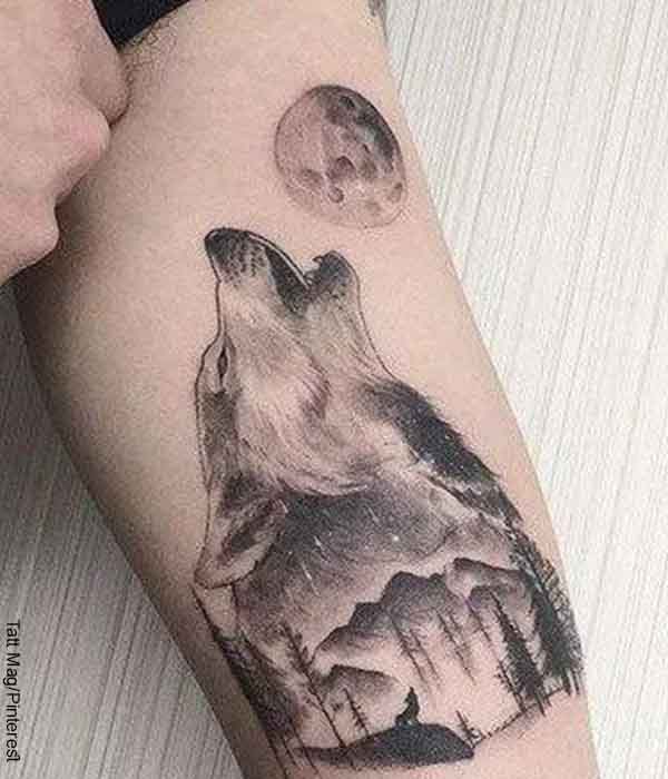 Foto de un diseño de tatuaje de un lobo aullando