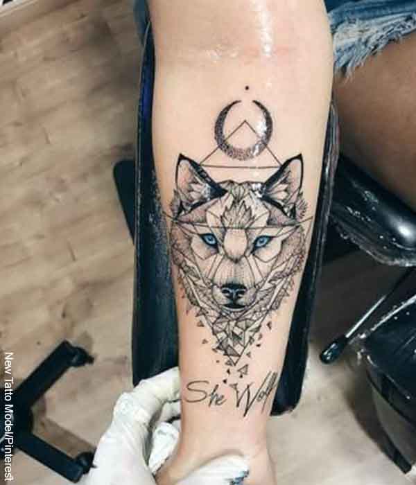 Foto de un tatuaje de lobo con líneas geométricas