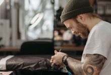 Foto de un tatuador alistando su máquina que revela el significado de tatuajes de lobo