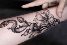 Foto de un brazo con tinta que revela el significado de tatuaje de serpiente