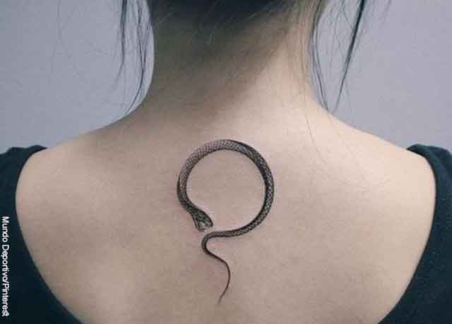 Foto de una mujer con un tatuaje de culebra en la espalda