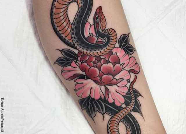 Foto de un brazo con tatuaje de serpiente rosas