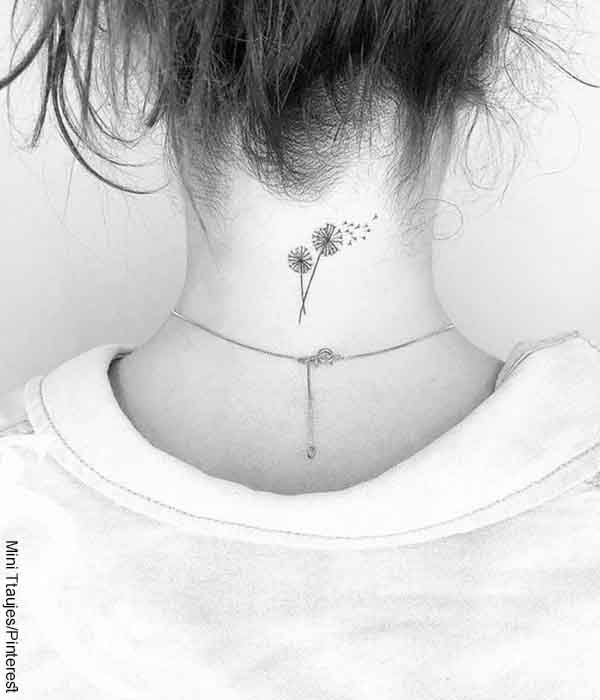 Foto de una mujer con un tatuaje en su cuello
