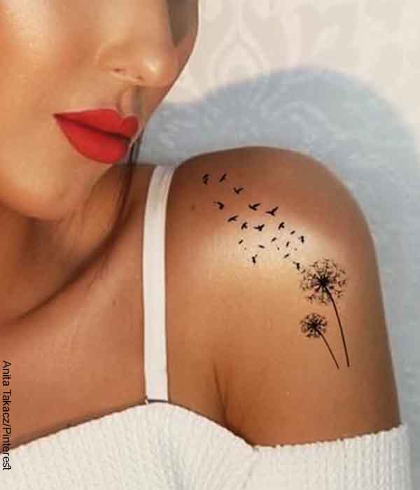 Foto del hombro de una joven con un tatuaje de pájaros