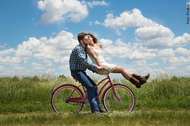 foto de pareja en bicicleta