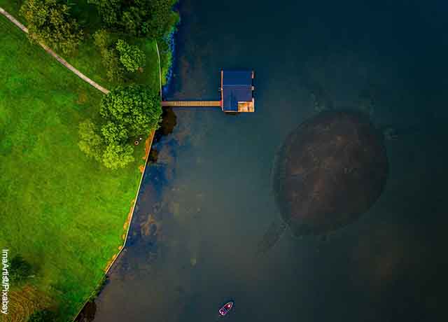 Foto aérea de un lago con agua sucia y limpia