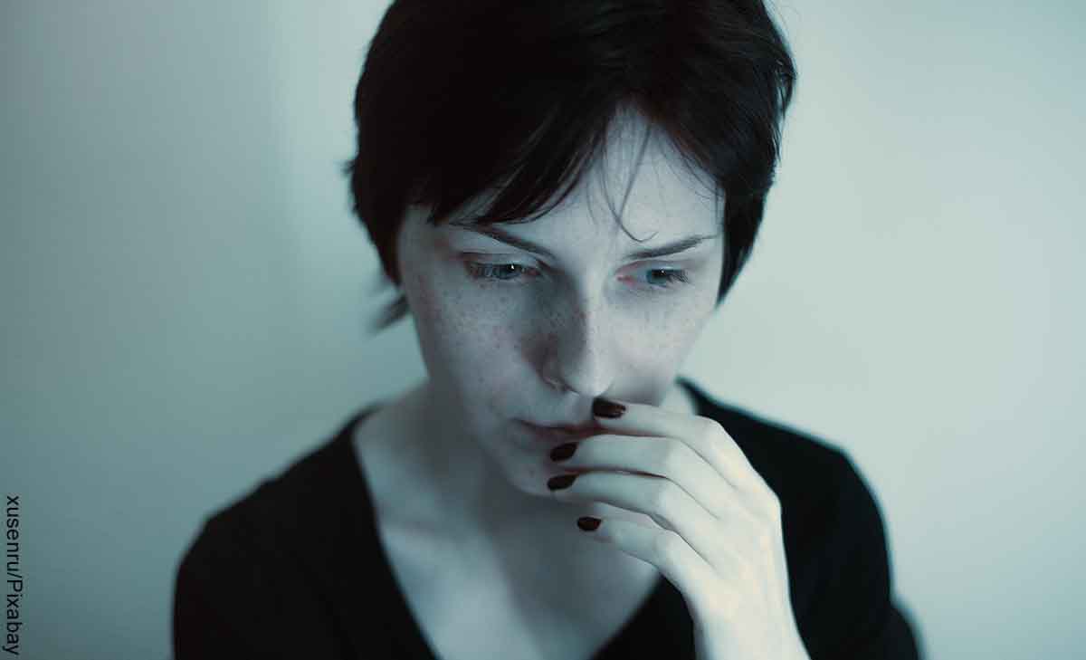 Foto de una mujer asustada que revela lo que es soñar con apuñalar