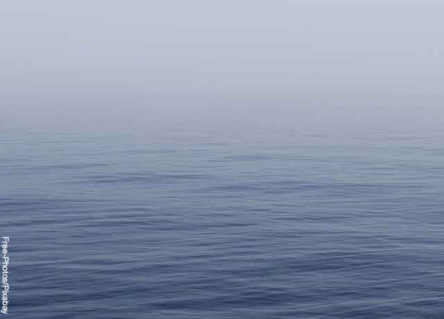 Foto de agua del mar que revela soñar con mar azul