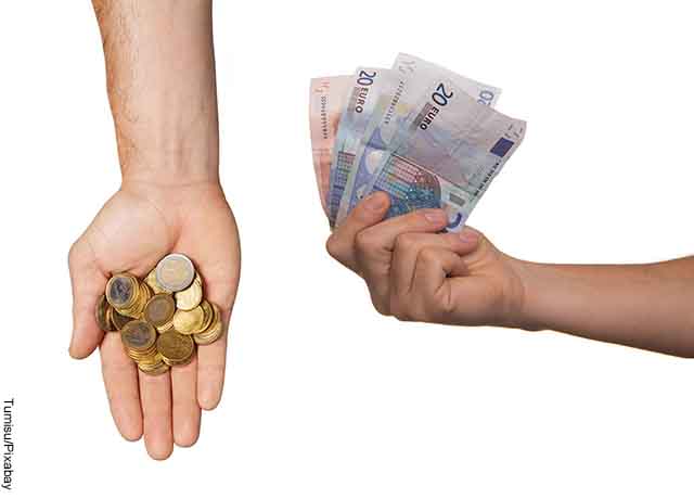 Foto de personas sosteniendo monedas y billetes