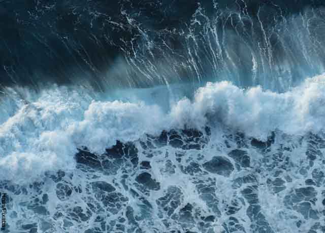 Foto de olas en una bahía que revelan lo que es soñar con olas grandes