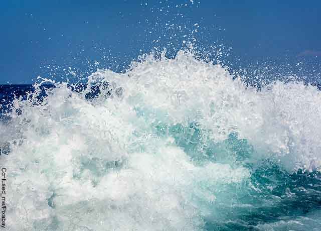 Foto de olas rompiendo en la orilla de la playa