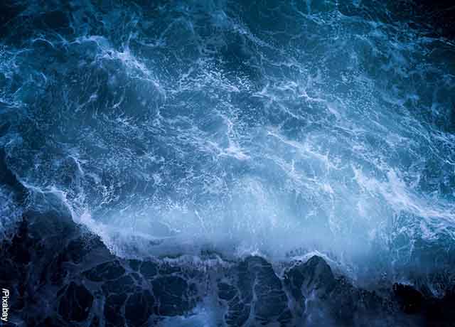 Foto de olas del mar vistas desde un risco