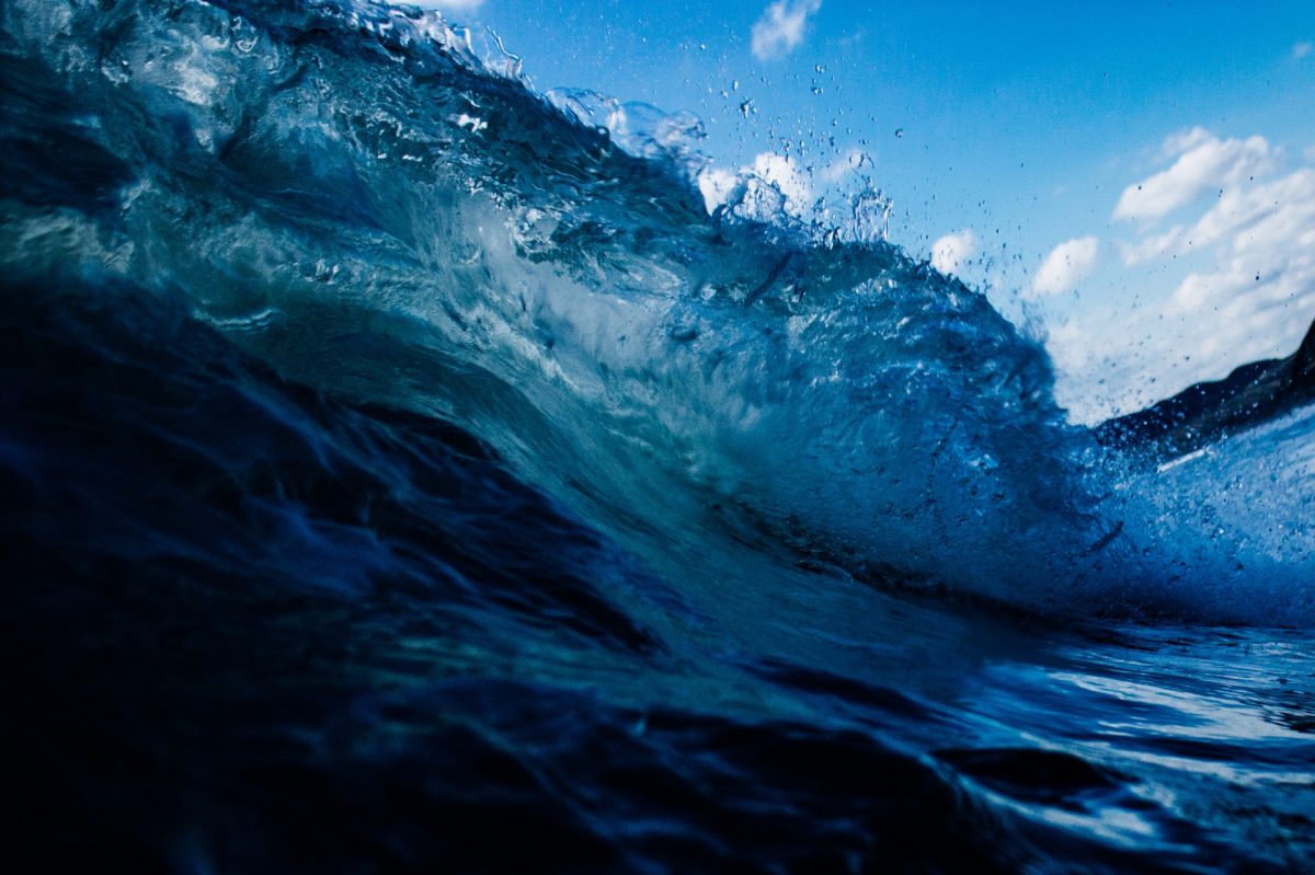 Foto de una ola de mar vista desde adentro