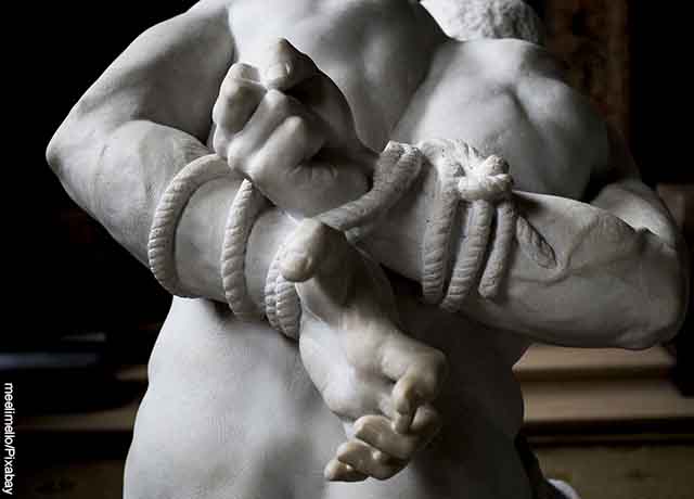 Foto de las manos atadas de una estatua que muestra soñar con secuestro