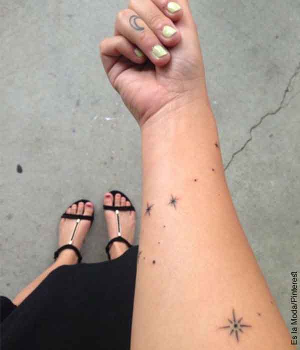 Foto del brazo de una mujer con tatuajes pequeños