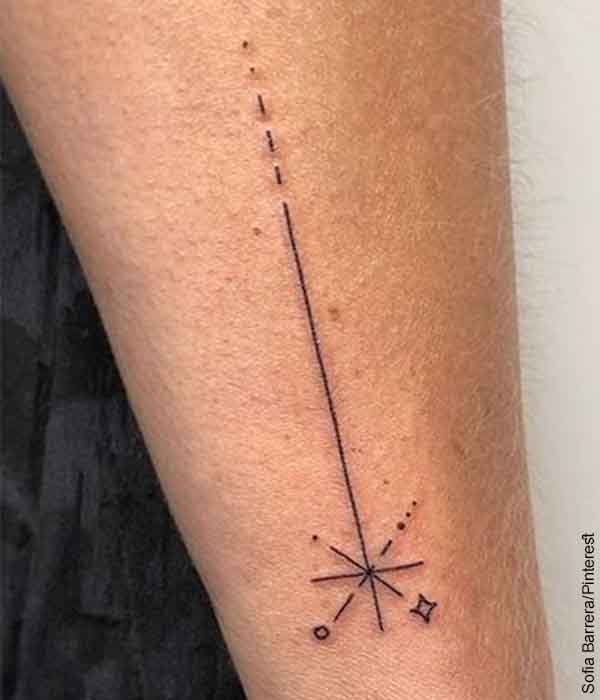 Foto del brazo de una persona con un tatuaje de líneas