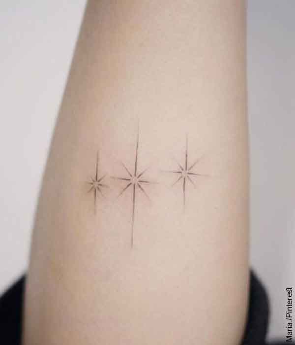 Foto del brazo de una persona que muestra los tatuajes de estrellas y su significado