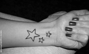 Foto del brazo de una mujer que revela los tatuajes de estrellas y su significado