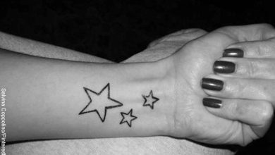 Foto del brazo de una mujer que revela los tatuajes de estrellas y su significado