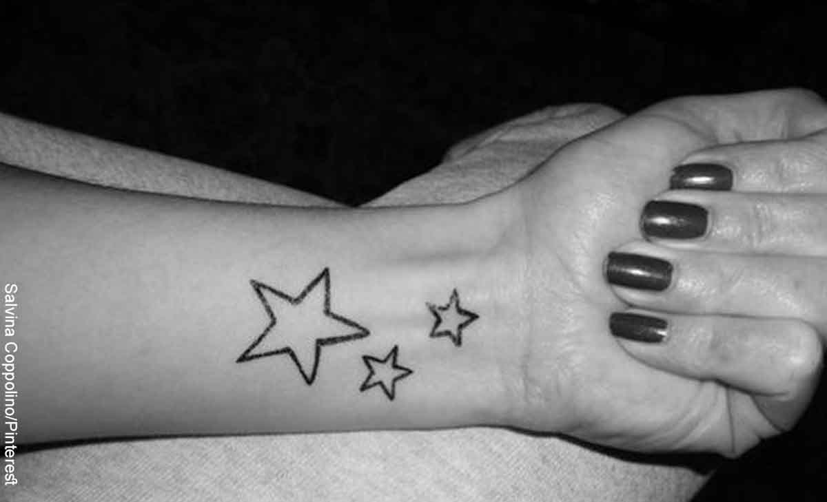 Foto del brazo de una mujer que revela los tatuajes de estrellas y su significado
