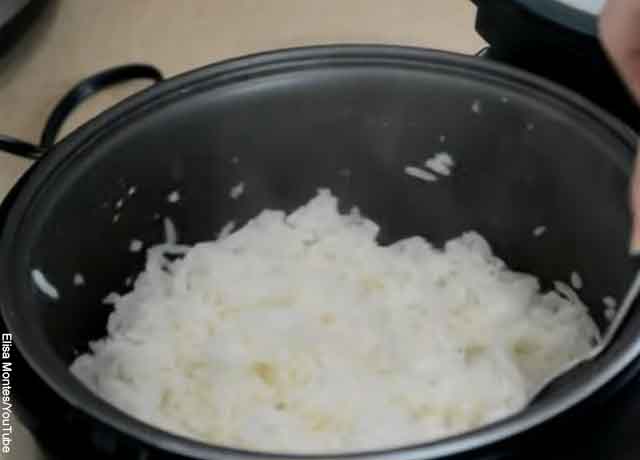 Foto de arroz dentro de una olla