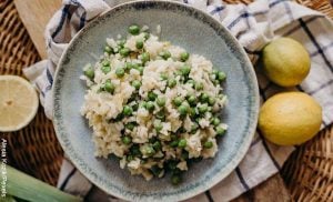Foto de un plato de arroz con arveja que revela cómo hacer arroz en olla arrocera