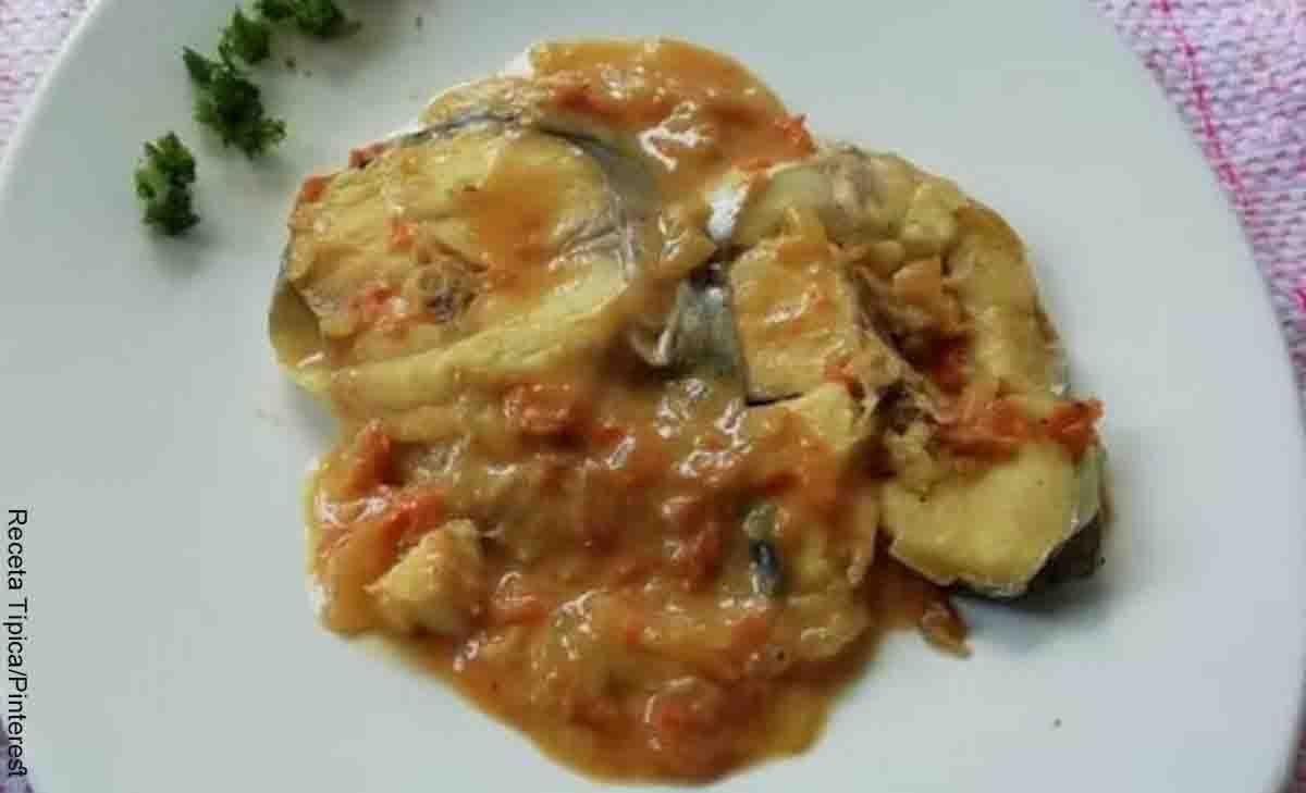 Foto de pescado en guiso sobre un plato que revela cómo hacer bagre en salsa