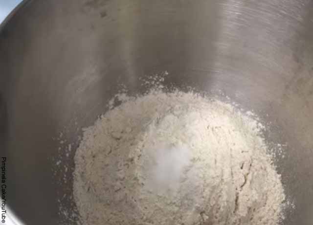 Foto de harina en un bol con sal que revela cómo hacer churros colombianos