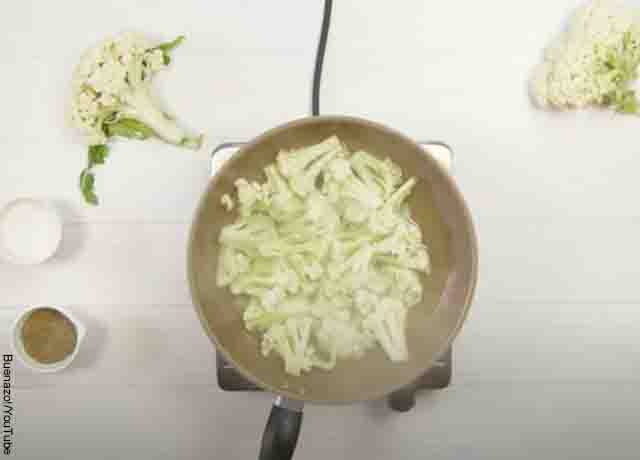 Foto de coliflor hirviendo en una olla