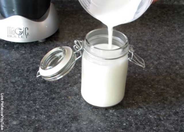Foto de leche en un recipiente de vidrio