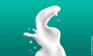 Foto de leche salpicando que revela cómo hacer leche evaporada