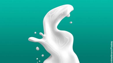Foto de leche salpicando que revela cómo hacer leche evaporada