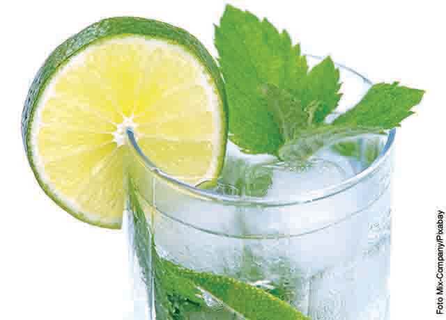 Foto de una limonada con hojas de menta