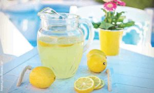 Foto de una jarra de jugo de limón sobre una mesa que revela cómo hacer limonada