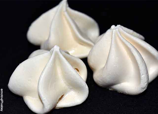 Foto de tres merengues blancos