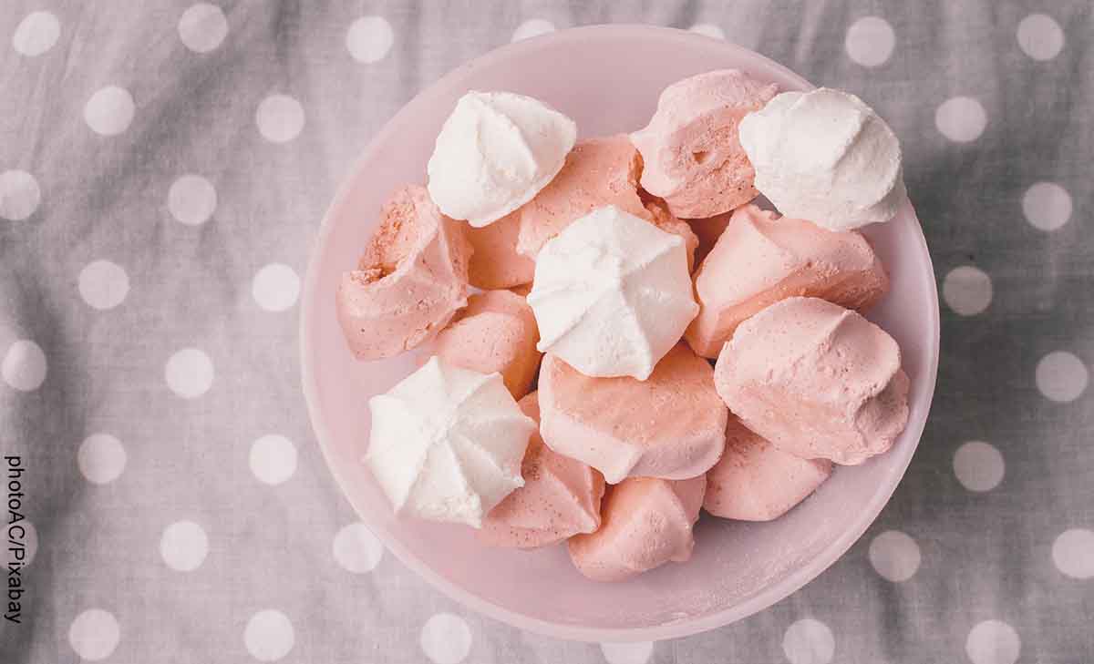 Foto de varios dulces en un plato que representan cómo hacer merengue