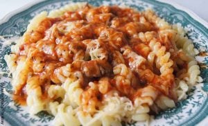 Foto de un plato de pasta tornillos que revela cómo hacer pasta con carne molida