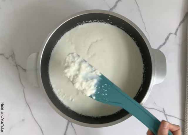 Foto de leche cortada en una olla