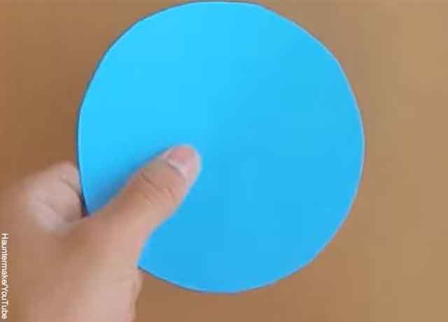 Foto de un círculo de papel azul que muestra cómo hacer rosas de papel
