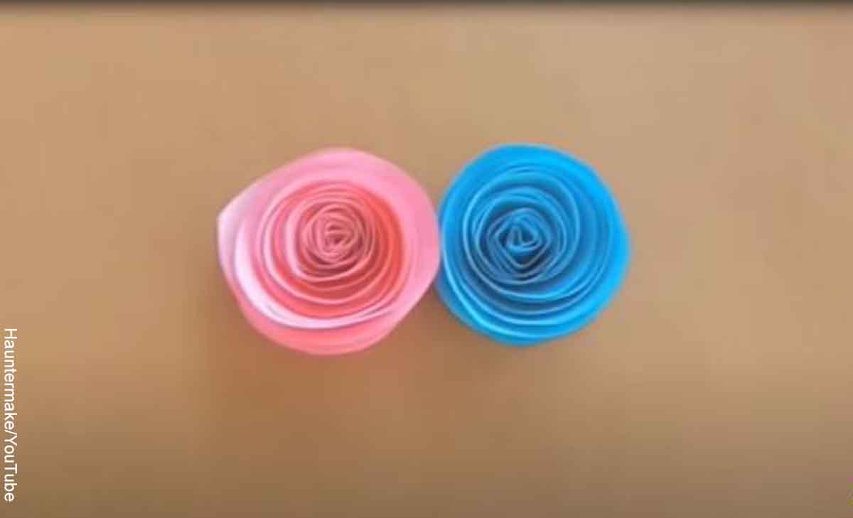 Foto de dos rosas hechas con papel