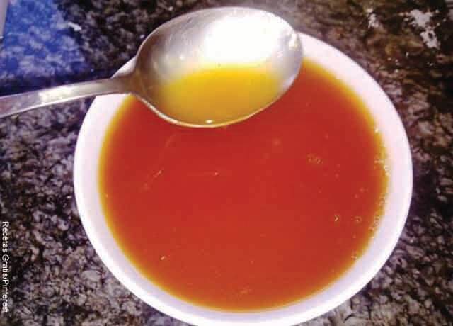 Foto de salsa en un bol blanco con una cuchara