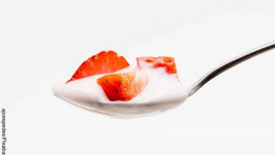 Foto de una cucharada de yogurt con fresa que revela cómo hacer yogurt griego
