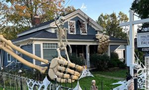 Hombre creó un esqueleto gigante en Halloween para adornar su casa