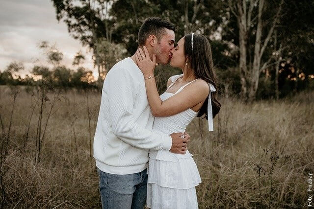 foto de pareja besándose