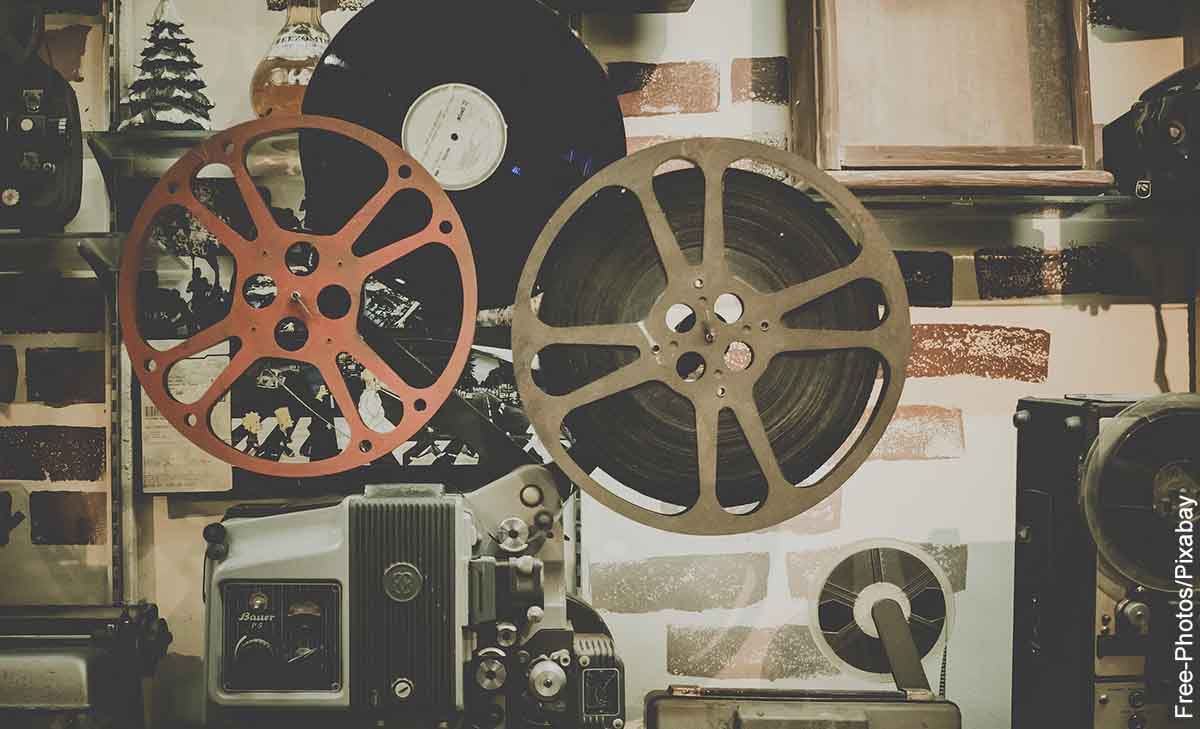 Foto de máquinas de cine en una pared que revela las mejores películas de la historia