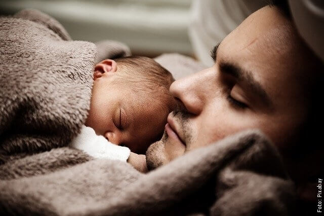 foto de papá con bebé