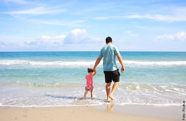 foto de papá e hija en la playa