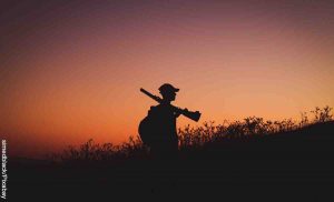 Foto de un hombre con un arma al hombro que revela las películas de francotiradores