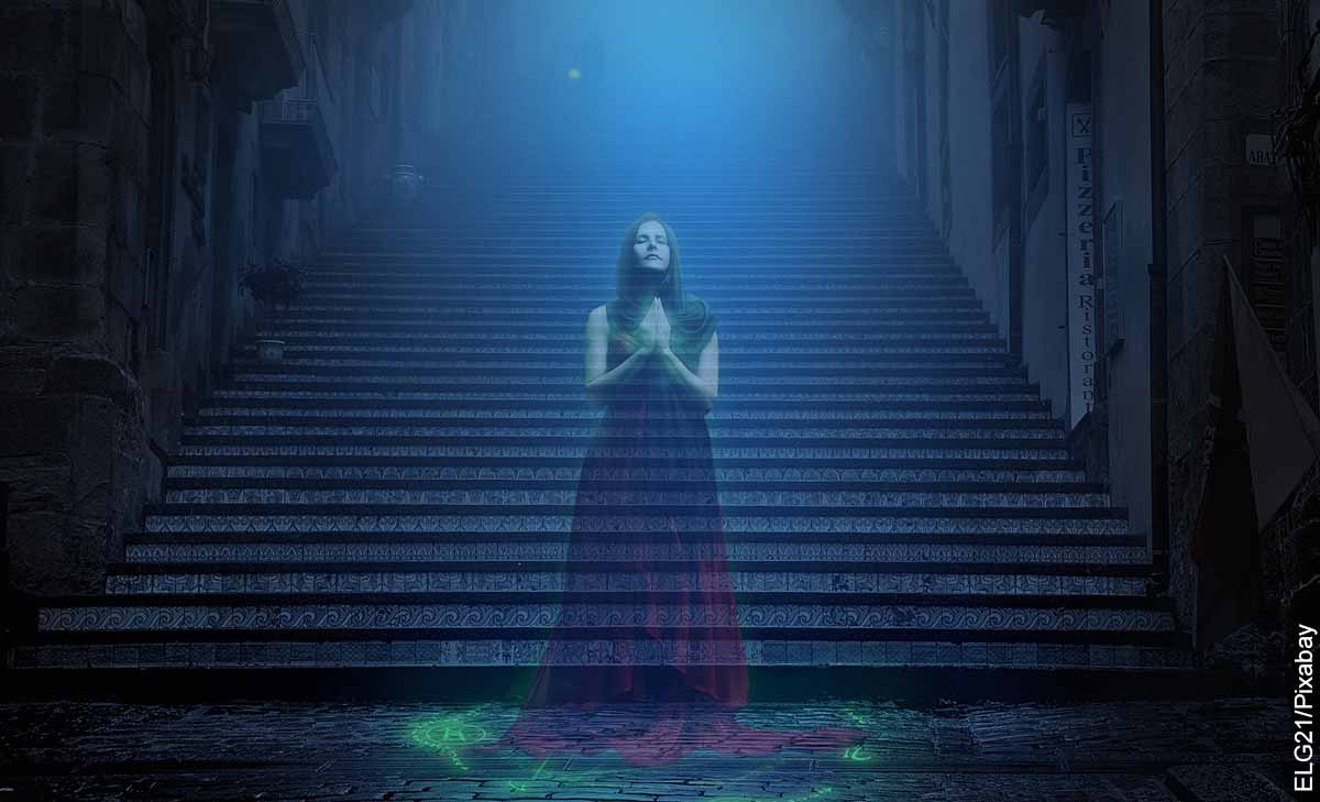 Foto del alma de una mujer en unas escaleras que muestra las películas de terror recomendadas