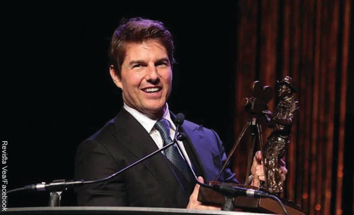 Foto del actor Tom Cruise con un premio en las manos
